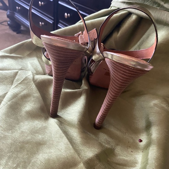 Metallic gold coach heels - Picture 4 of 5
